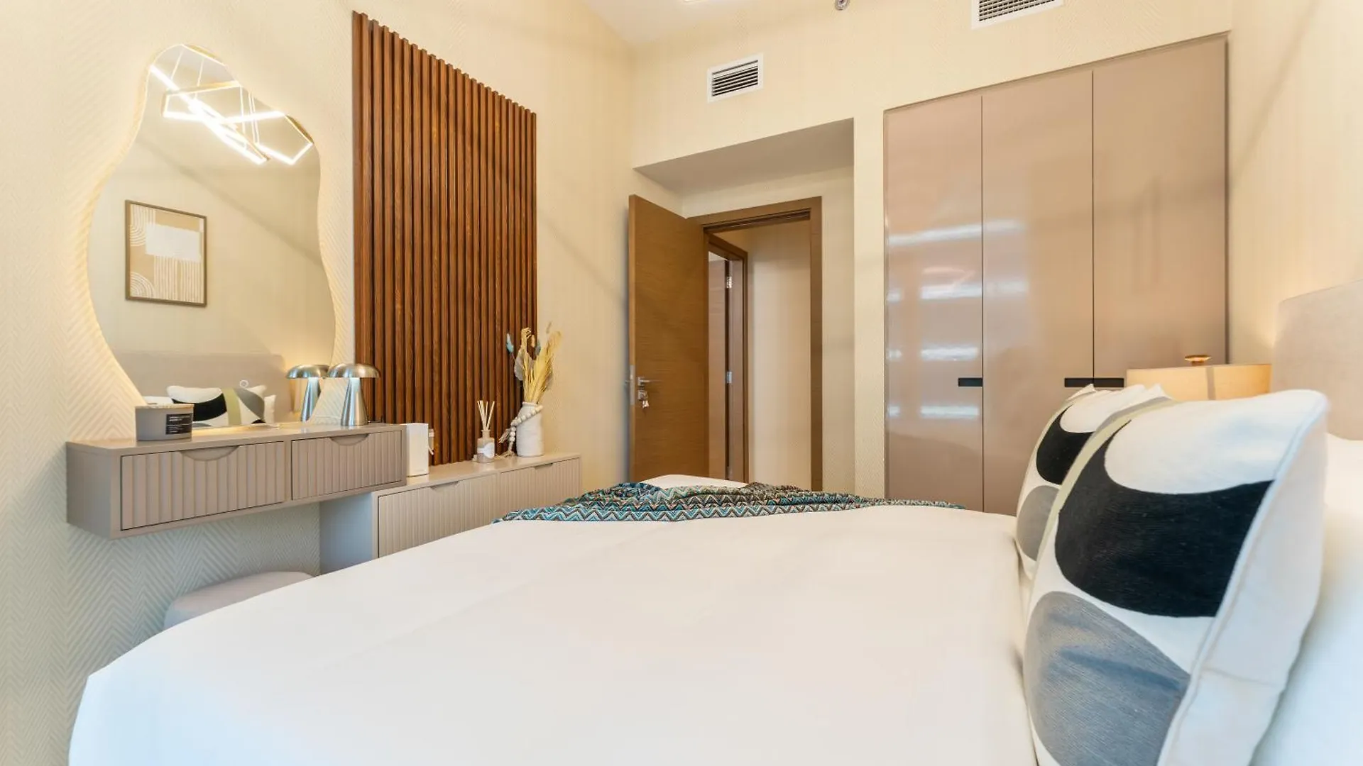 Apartment 2-Br Missoni Luxury With Stunning Lake View Dubai